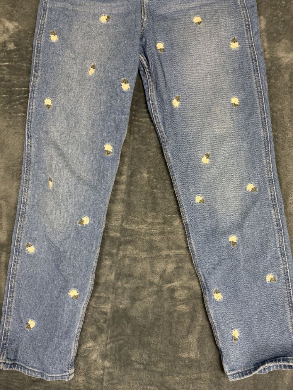 Ultra High-Rise Mom Jeans With Floral Embroidery By Hollister Womens Size 1R - Picture 4 of 10